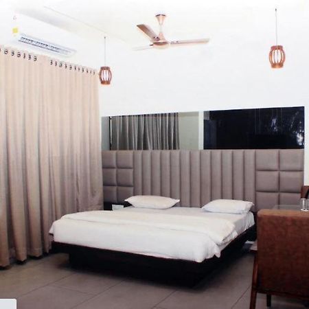 Hotel Central Park Ulhasnagar Экстерьер фото